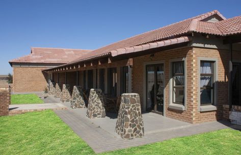 Terra Nova favours Federale Facebrick | Clay Brick Association of South Africa Facebrick Houses, Facebrick House Exterior South Africa, Brick Building, Southern Africa, Industrial Buildings, Brick House, Building Materials, Home Builders, Wood And Metal