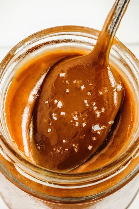 How to make homemade salted caramel sauce with this easy and foolproof recipe made with only 4 ingredients and no thermometer needed. This salty caramel is perfect as a spread, as topping or to add flavor on all your cakes and bakes goods. Butter Caramel Sauce, Salted Caramel Sauce Recipe, Salted Caramel Recipes, Caramel Sauce Recipe, Homemade Salted Caramel, Salty Caramel, Butter Caramel, Caramel Recipes Sauce, Salted Caramel Sauce