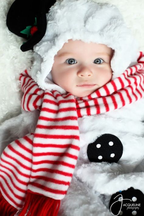 . Snowman Outfit, Photo Bebe, Baby Christmas Photos, Xmas Photos, Christmas Photography, Holiday Pictures, Cute Snowman, Christmas Candy Cane, Christmas Love