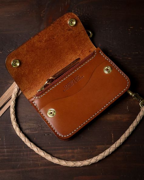 Another gorgeous Short Trucker wallet in Brown on its way to Frasse in Malmö, Sweden 🇸🇪 This Trucker wallet is designed to be practical and functional. It’s size is just right to carry 10-12 cards, cash and coins yet fit perfectly inside the back pocket of the jeans. If you don’t like wallets sticking out of your pockets yet want the style and functionality of a trucker wallet? This one is definitely for you! . . . . . ________________ #truckerwallet #truckerstyle #handmadewallet #leatherwal... Trucker Wallet, Leather Bag Pattern, Leather Workshop, Handmade Wallets, The Jeans, Stick It Out, Bag Pattern, Leather Craft, Leather Wallet