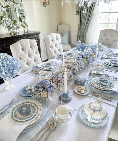 Blue And White Dining Room, Blue Table Settings, Pretty Table Settings, Blue White Decor, Dining Room Table Decor, Table Setting Decor, Dinner Table Setting, Dinner Table Decor, Beautiful Table Settings