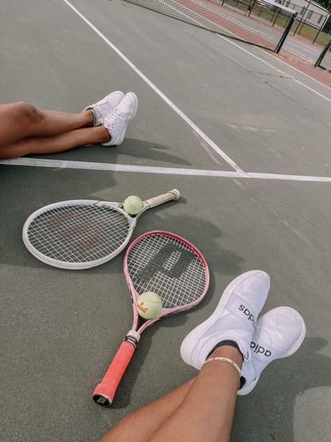 Summer Tennis Aesthetic, Sports Asethic, Tennis Asthetic Picture, Aesthetic Tennis Pictures, Tennis Racket Aesthetic, Tennis Player Aesthetic, Tennis Pics, Mode Tennis, Preppy Sports