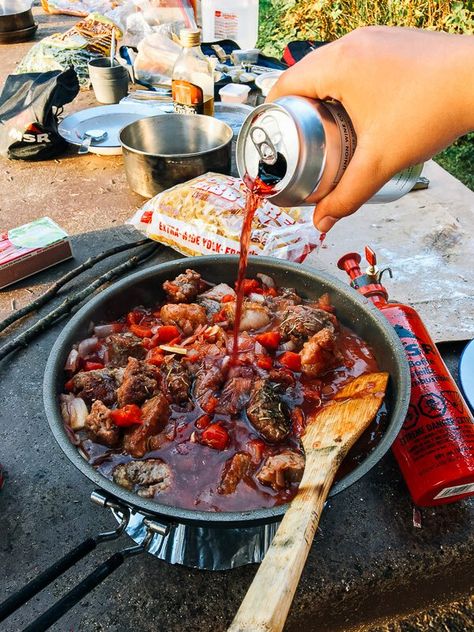 Campfire Beef Stew, by thewoksoflife.com Beef Stew In Dutch Oven, Stew In Dutch Oven, Cooking Stew Beef, Healthy Camping Food, Cooking Beef, Stew Beef, Camping Hacks Food, Pastas Recipes, Camping Dinners