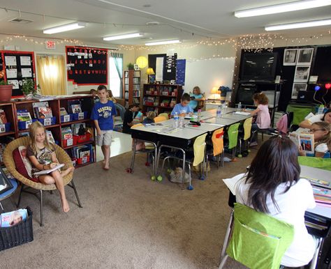 Teacher makes the most of her portable classroom | RCS Trailer Classroom, Cottage Classroom, Desk Arrangement, Portable Classroom, Classroom Decor Middle, Middle School Classroom Decor, Organized Classroom, Alternative Seating, Classroom Decor High School