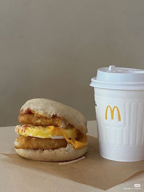 #mcdonalds #hamburger #cola #food Mcdonalds Hamburger, Kawaii Kitchen, Food Drink Photography, Lunch Recipes Healthy, Food Drinks Dessert, Snap Food, Food Obsession, Cafe Food, Pretty Food