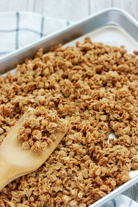 Vanilla Granola Recipe Healthy, Homemade Vanilla Granola, Gronala Recipes Easy, Homeade Granola, Vanilla Granola Recipe, Mic Dejun Rapid, Natural Granola, Vanilla Granola, Easy Granola Recipe