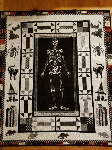 Goth Quilt Ideas, Goth Quilt, Gothic Quilt, Coffin Quilt, Halloween Quilt Panels, Quilt Halloween, Halloween Quilt Patterns, Fall Quilt Patterns, Quilt Panels