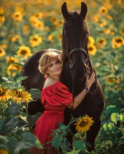 Photoshoot With Horses, Horse Senior Pictures, Poppy Fields, Foto Shoot, Sunflower Field, Horse Owner, Poppy Field, Sunflower Fields, Equine Photography