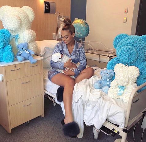 Mom Hospital Outfit, Healthy Baby Boy, Pregnancy Goals, Mommy Goals, Baby Momma, Mommy And Son, Hospital Bed, Baby Hospital, Foto Baby