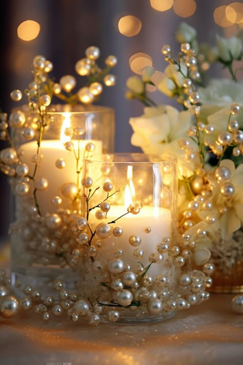 Timeless charm: White wedding candles adorned with pearls and delicate flowers White Candles Centerpiece, Pearl Wedding Centerpieces, Pearl Wedding Decorations, Pearls Wedding Theme, Pearl Bridal Shower, Pearl Centerpiece, Pearl Candle, Bella Wedding, Elegant Birthday Party