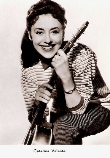 Caterina Valente Woman Guitarist, Women Musicians, Caterina Valente, Nina Hagen, Perry Como, Retro Pinup, Good Old Times, Out Pictures, Ella Fitzgerald