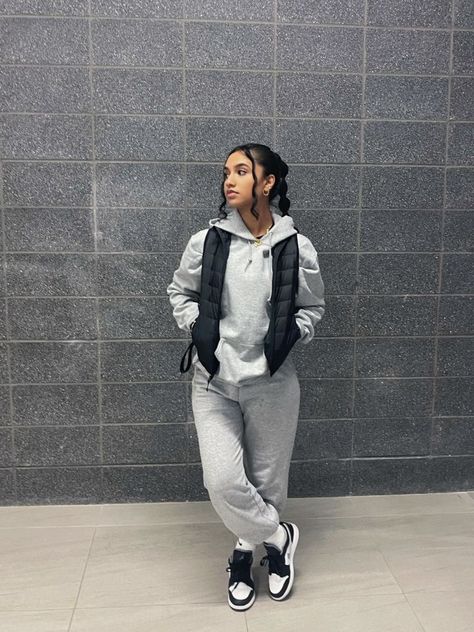 Pro Club Hoodie Outfit, Black Jumpsuit Baddie Outfit, Low 60 Degrees Outfit, Sweat Pants And Vest Outfit, Fits With Vest Woman, Sweat Cargo Pants Outfit, Outfits When Its Raining, Cute Work Fits, Outfit Ideas With Vest