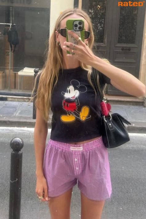 A girl wearing a summer outfit, taking a mirror selfie wearing red button up boxer shorts and a black graphic tee Comfy College Fits Summer, Boxers Outfit, Boxer Outfit, Boxer Shorts Outfit, Boxer Shorts For Women, Girl Boxers, Womens Boxer, Shorts Sleepwear, Style List