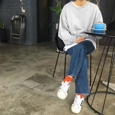 Simple Sweatshirt, Sock Outfits, Stylish Socks, School Looks, Hip Hop Outfits, Kate Hudson, Colorful Socks, Mode Inspo, 가을 패션