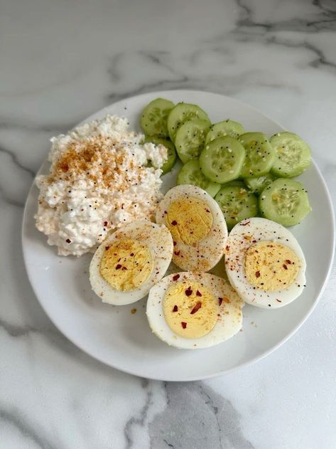 Boiled Eggs And Cucumber, Food With Lots Of Protein, Lunch Ideas With Cottage Cheese, Breakfast Ideas Cottage Cheese, Things To Eat With Cottage Cheese, Boiled Eggs Ideas, Boiled Egg Lunch Ideas, Boiled Egg Meals, Cottage Cheese Aesthetic