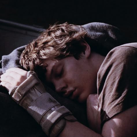 Evan Peters Sleeping, Evan Peters Rare, Evan Peters Aesthetic, Diego Peretti, Boy Sleeping, Evan Peters American Horror Story, American Teenager, Tate And Violet, Tate Langdon