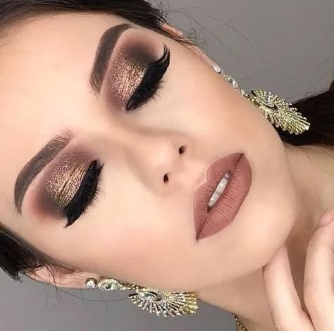 ▷ Maquillaje Fácil y Rápido para Celebrar Año Nuevo 【Diseño elegante】 Party Makeup Brown Eyes, Trucco Glam, Diy Wedding Makeup, Wedding Makeup For Brunettes, Gold Smokey Eye, Party Make-up, Party Makeup Looks, New Year's Makeup, Wedding Makeup For Brown Eyes