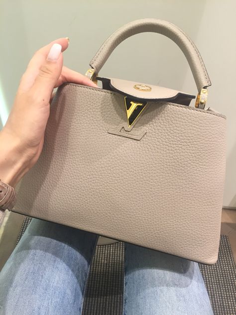 Louis Vuitton Capucines BB in g'alet Louis Vuitton Capucine, Louis Vuitton Capucines, Handbag Outfit, نظارات شمسية, Lv Handbags, Vuitton Handbags, Louis Vuitton Shoes, Vuitton Bag, Louis Vuitton Handbags