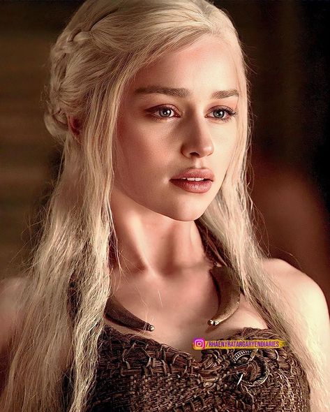 Queen Daenerys Targaryen, Book Wardrobe, Emilia Clarke Daenerys, Emilia Clarke Daenerys Targaryen, Queen Daenerys, The Mother Of Dragons, Daenerys Stormborn, Targaryen Aesthetic, Gra O Tron