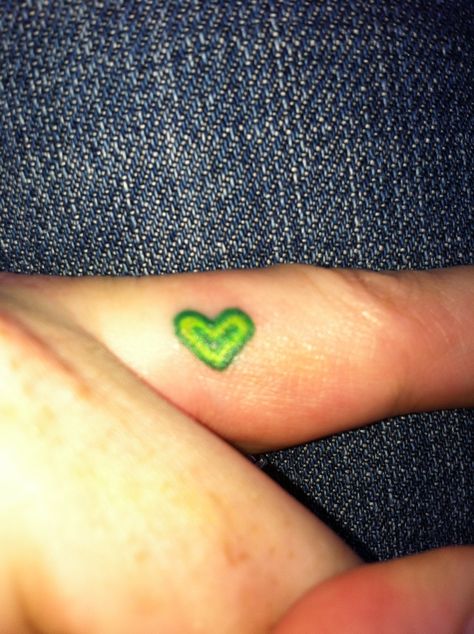 Green Green Thumb Tattoo Ideas, Green Ink Tattoo Simple, Green Heart Tattoo, Cute Green Heart Wallpaper, Lime Green Heart Wallpaper, Green Hearts, Green Cute, Heart Tattoos, Cute Tats