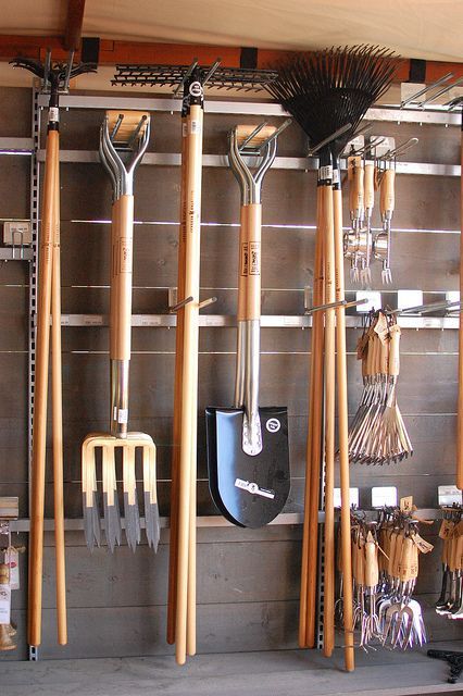 Garden Tools Diy, Garden Tool Rack, Storage Shed Organization, Garden Tool Organization, Shed Organization, Tool Storage Diy, Garden Tool Storage, Diy Garage Storage, Garage Storage Organization