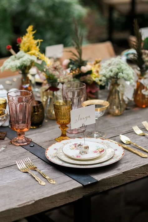 Bohemian Set Up Party, Table Settings Outdoor Garden Parties, Wedding Table Eclectic, Fall Garden Tea Party, Autumn Tea Party Ideas, Fall Garden Wedding Decor, Backyard Wedding Table Settings, Cottage Core Wedding Table Decor, Cottage Core Themed Wedding