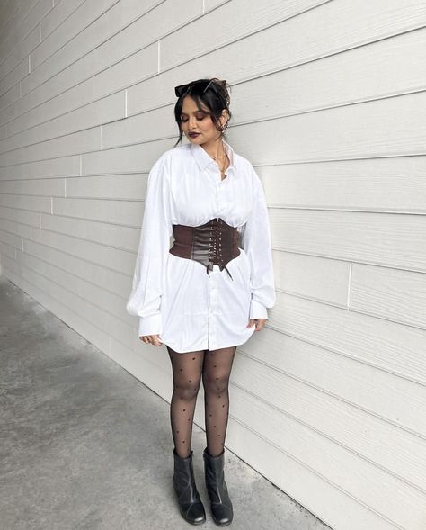 Last minute Halloween costume Pirate Button Up Shirt, Last Minute Pirate Costume, White Shirt Halloween Costume, Diy Pirate Costume For Women, Pirate Outfit Women, Party Theme Outfits, Pirate Halloween Costume, Epic Halloween Costumes, Pirate Costume Diy