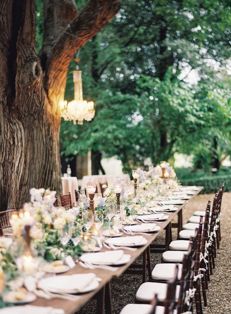 Pack your bags, pretties. We're about to escape via Vicki Grafton's amazing images to the streets of Florence and the hills of Tuscany. We're peeking into the ultimate destination celebration with the most talented local vendors like Chic Weddings In Italy and Galateo Ricevimenti. Starting with Intimate Tablescape, Wedding Reception Classy, Table Florals, Tuscan Design, Boda Mexicana, Tuscan Wedding, Wedding Reception Inspiration, Tuscan Style, Amazing Images