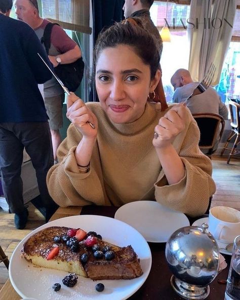 Mahira Khan Photos, Maira Khan, Mahira Khan Dresses, Actress Dress, Healthy Munchies, Brown People, Hira Mani, Cooking Recipes In Urdu, Pakistani Actors