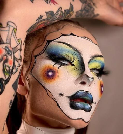 Sfx Looks Makeup Ideas, Colorful Sfx Makeup, Abstract Clown Makeup, Queen Makeup Royal, Unique Makeup Looks Creative, Angry Makeup, Mask Makeup Look, Clown Sfx Makeup, Extreme Makeup Looks