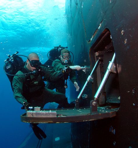 USS Hawaii SSN-776 Virginia class attack submarine US Navy Hellenic Army, Virginia Class Submarine, Navy Diver, Us Navy Submarines, Us Navy Seals, Naval Special Warfare, Us Marine Corps, Navy Seals, United States Navy