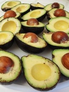 Avocados with pits Freezing Avacados, Freezing Avocados, Freeze Avocado, Avocado Dishes, Cooking Vegan, Avocado Fruit, Get Funky, Vitamin B6, Avocado Recipes