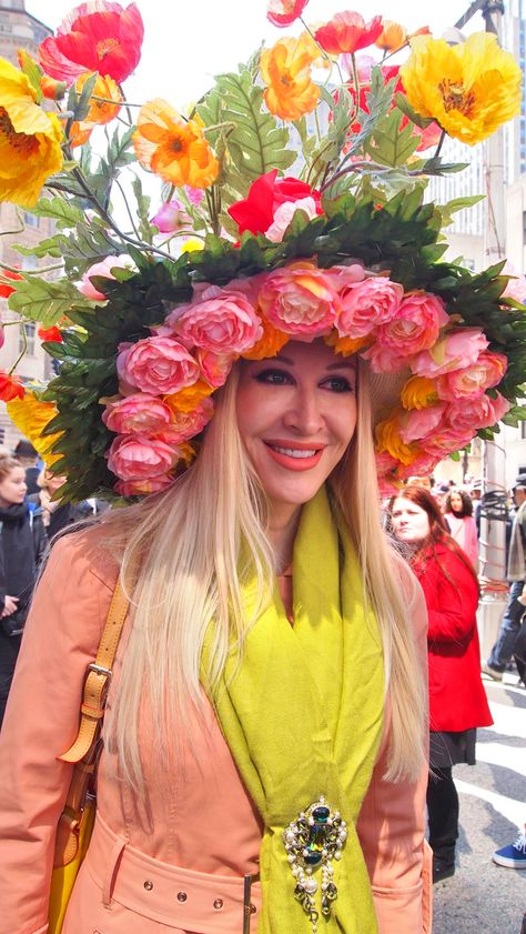 At the New York City Easter Parade ‪#‎easterparade‬ ‪#‎easterbonnet‬ ‪#‎hat‬ ‪#‎LifeIsCake‬ Kentucky Derby Tablescape, Kentucky Derby Party Hats, Easter Bonnet Parade, Kentucky Derby Hats Diy, Easter Hat Parade, Hat Outfits, Easter Hat, Crazy Costumes, Funky Hats