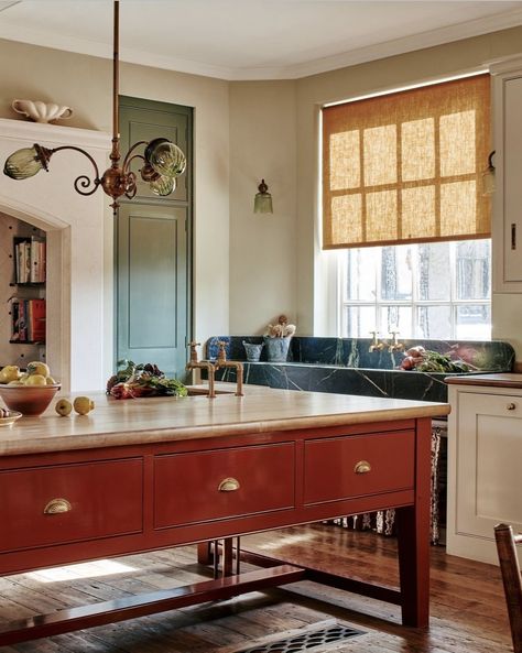 Victorian Country House, Kitchen Victorian, Bespoke Kitchen Design, Joinery Design, Classic Kitchen, Family Kitchen, Old Kitchen, Bespoke Kitchens, Traditional Kitchen