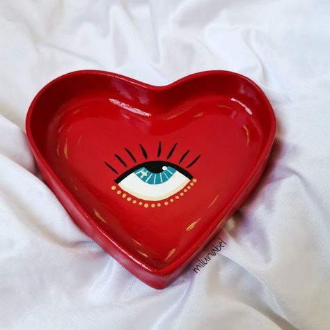 Joyero en forma de corazón color rojo con un ojo al medio, esta hecho de arcilla secado al aire Clay Crafts Painting Ideas, Alajeros Ideas, Heart Pottery Painting, Ideas Con Ceramica, Ceramica Artesanal Ideas, Clay Designs Ideas, Ceramic Pottery Art Ideas, Clay Art Painting, Clay Painting Ideas