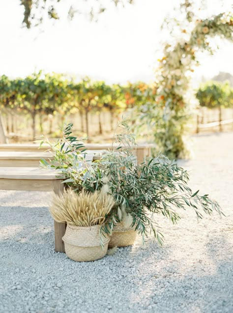 Fresh & modern wedding inspiration at Sunstone Winery via Magnolia Rouge Winery Theme Wedding, Vineyard Inspired Wedding, Modern Tuscan Wedding, Tuscan Style Wedding Decor, Tuscan Wedding Decor, Winery Wedding Decorations, Modern Farmhouse Wedding, Fall In California, Sunstone Winery Wedding