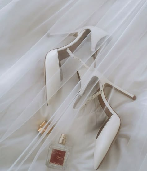 Bridesmaids Getting Ready Aesthetic, Creative Wedding Details Photography, Bride’s Room Decoration, Wedding Flat Lay Groom, Moody Wedding Details, Details Shot Wedding, Wedding Shoe Photography, Bridal Detail Shots, Detail Shots Wedding Photography