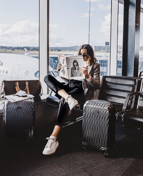 Airport Attire, Travel Fashion Airport, Airport Travel Outfits, Fashion Travel Outfit, Airport Pictures, Airport Photos, Airport Look, Travel Pictures Poses, Photographie Portrait Inspiration