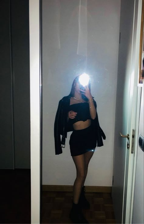 Fake Outfit Story, Snapchat Outfits, Foto Fake, Self Portrait Poses, Photography Posing Guide, Woman Suit Fashion, Classy Photography, Poses Para Fotos Sexis, Best Photo Poses