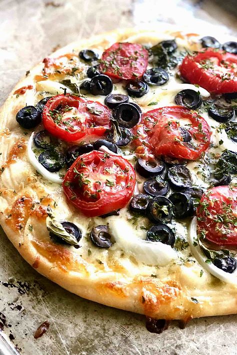 Flatbread Recipe Ideas, Pizza With Olives, Flatbread Topping Ideas, Olive Flatbread, Pizza Flatbread, Olive Pizza, Flatbread Pizza Recipes, Healthy Pizza Recipes, Easy Mediterranean Diet Recipes