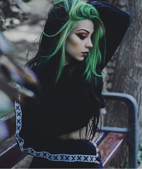 Shego Hair, Colour Block Hair, Black And Green Hair, Exotic Hair Color, Exotic Hair, Color Block Hair, Female Tattoo Models, Dark Beauty Fashion, Mexican Women