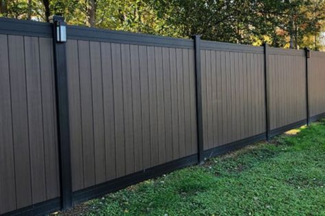 Corrugated Metal Fence, Vinyl Fences, Vinyl Privacy Fence, Modern Fence Design, Privacy Fence Designs, Fencing Ideas, Living Fence, Horizontal Fence, Fence Styles