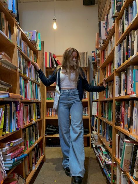 Smart Outfit Aesthetic, Bookstore Fits, Annabel Core, Bookstore Photoshoot, Ellie Core, Library Photo Shoot, Library Girl, Library Aesthetic, How To Pose