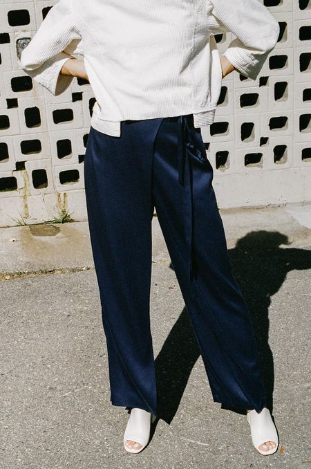 Blue Pants Summer Outfit, Navy Silk Pants Outfit, Blue Silk Pants Outfit, Navy Satin Pants Outfit, Blue Satin Pants Outfit, Midnight Blue Outfit, Blue Satin Pants, Silk Pants Outfit, Satin Pants Outfit