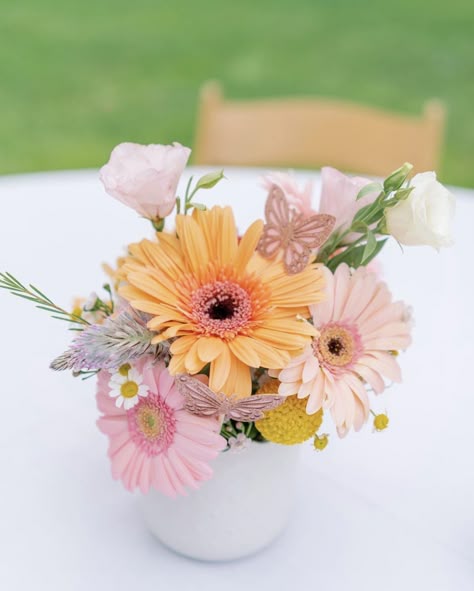 Daisy Flower Boho Birthday, Boho Daisy Birthday Centerpieces, Pink Daisy Centerpieces, Birthday Party Flower Theme Centerpieces, First Birthday Flower Arrangements, Pastel Flower Themed Birthday Party, Butterfly And Flower Theme Party, Groovy Floral Centerpiece, Daisy First Birthday Centerpieces