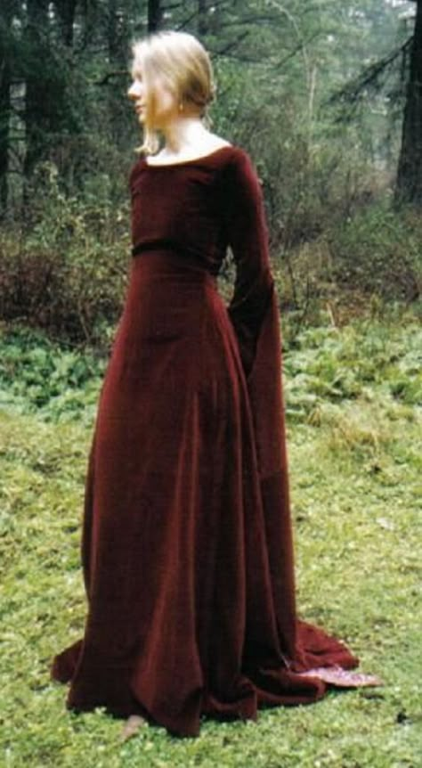 Winterfell Inspired Dresses, Dark Cottagecore Witch Outfits, Velvet Fantasy Dress, Winterfell Outfit, Elvish Gown, Bliaut Dress, Winterfell Fashion, Midevil Outfits, Winterfell Dress