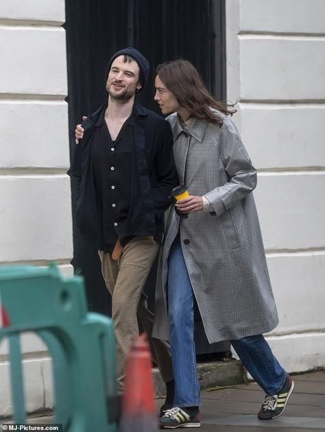 Alexa Chung Converse Outfit, Alexa Chung Tom Sturridge, Alexa Chung Casual, Alexa Chung Sneakers, Alexa Chung Boyfriend, Alexa Chung Outfits, Alexa Chung Street Style, Daily Alexa Chung, Raincoat Outfit