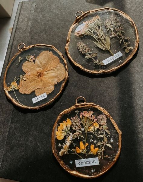 Dried Flower Crafts To Sell, Dried Flower Ornament Diy, Crafts With Dried Flowers, Diy Nature Crafts, Pressed Flower Christmas, Window Jewelry, Resin Dried Flowers, Altar Ideas, Stepping Stones Diy