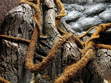 Coated in coconut fiber shavings DIY Faux Vivarium Vines - PetDIYs.com Diy Reptile Vines, Snail Food, Lizard Cage, Iguana Cage, Jungle Vines, Diy Reptile, Fake Vines, Animal Enclosures, Snake Enclosure