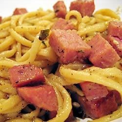 A can of Spam, spaghetti noodles, green onions and garlic all sauteed with soy sauce and sesame oil. Spam Dishes, Luncheon Meat Recipe, Spam Recipes Dinners, Pig Meat, Garden Pasta, Spam Recipes, Luncheon Meat, Ethnic Food, Spaghetti Noodles